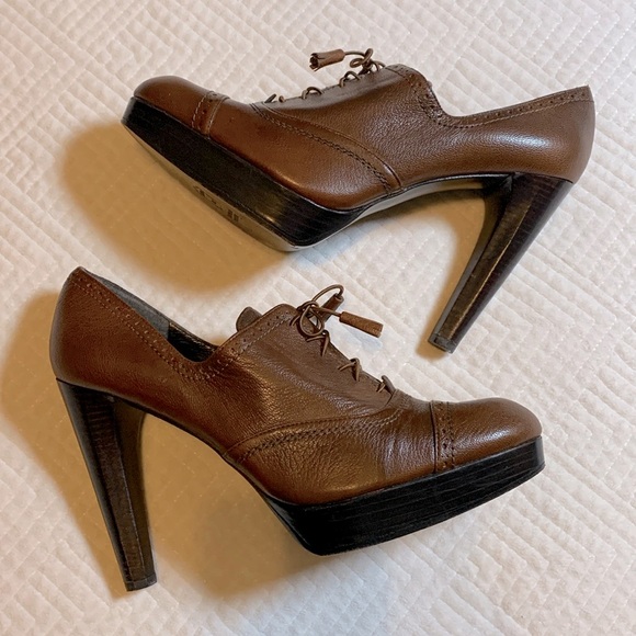 Stuart Weitzman Signore Oxford Lace Up Pumps, Hickory Cognac Brown, Size 10 - Picture 4 of 15